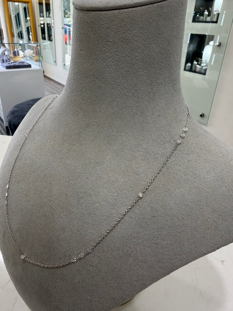Floating diamonds necklace